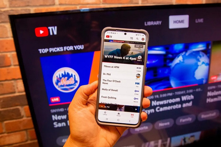 <p>Youtube phone on a smartphone connected to a television</p>” width=”716″ height=”477″/></div><span class=